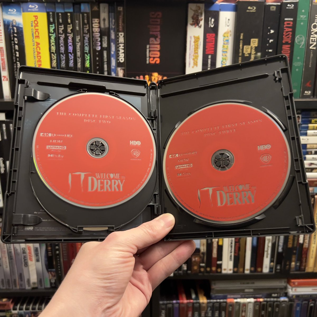 HighDefDiscNews's tweet image. /// #NewArrival ///

IT: WELCOME TO DERRY - THE COMPLETE FIRST SEASON on 4K UHD Blu-ray via @WBHomeEnt. Available on 4K SteelBook &amp;amp; Blu-ray as well on May 5. #4K #Bluray #PhysicalMedia // #ad

Package art 🧵 2/2

Preorders //

4K @ Amazon / amazon.com/Welcome-Derry-…

4K SteelBook @
