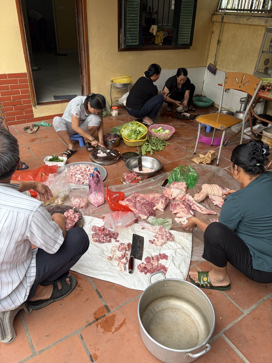 Mr. B is Mr. Coin's father.🇻🇳🇻🇳 tweet media