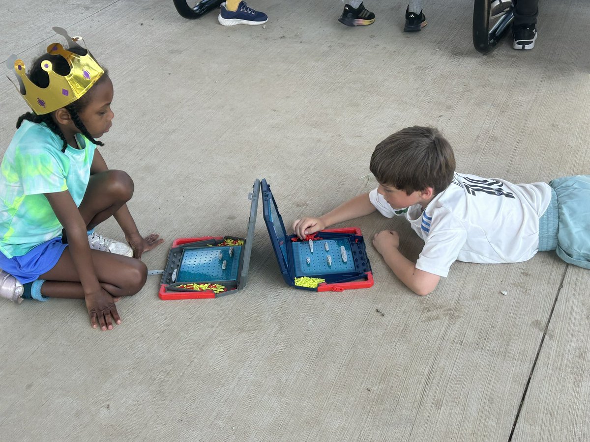 jennafish130's tweet image. We earned time to play some board games under the pavilion today! Great way to end the week!!! @WESOwls #kindergarten