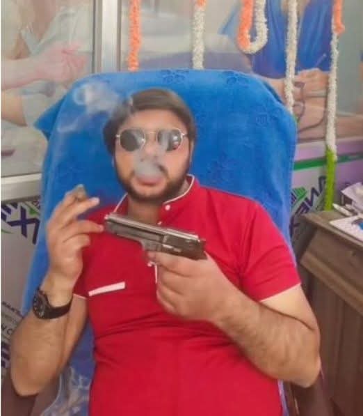 तहसील लहरपुर के सिनेमा रोड पर स्थित लाइफ केयर हॉस्पिटल इन दिनों अपने इलाज के लिए नहीं, बल्कि संचालक की दबंगई वाली रील को लेकर सुर्खियों में है। अस्पताल के संचालक डॉ. नजिमुद्दीन का एक वीडियो सोशल मीडिया पर तेजी से प्रसारित हो रहा है,
<a href="/sitapurpolice/">Sitapur Police</a> <a href="/dm_sitapur/">DM Sitapur</a> <a href="/myogiadityanath/">Yogi Adityanath</a>