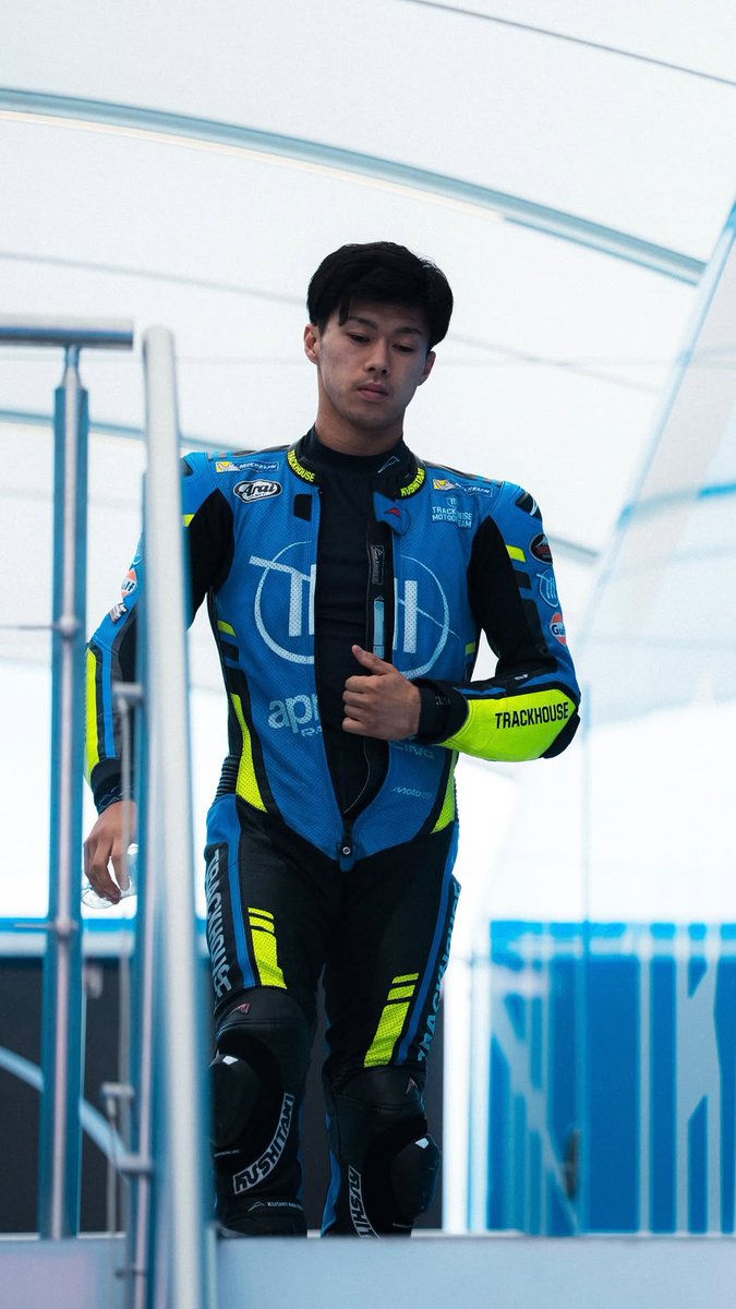 motto_motogp's tweet photo. ぐぬぬ、おのれ小椋藍め、一度ならず二度までもホンダを裏切るとは！ホンダは激怒した。…かどうかは定かではないものの、来季はトラックハウスアプリリアを離れ、ファクトリーヤマハに移籍することが決定したと言っていい状況にある小椋藍選手だが、元をたどればホンダの特待生としてありとあらゆるサポートを受けてきた小椋選手が、まさか同じ日本の企業としてライバルメーカーであるヤマハに移籍するということは、ホンダにとっては、小椋選手がMotoGPにあがる時、出光のシートを提供して断られ、アプリリア行きを決めた時に続く二度目の衝撃かつ屈辱となったはず。

実際のところ、小椋選手の「裏切り」は、今回で3度目とカウントするのが正しく、Moto2時代の2024年にも一度、それまで所属していた出光ホンダのチームアジアを離れ、MTヘルメットMSiに移籍。この年ホンダは小椋選手に対し、中上貴晶選手に代わりLCR出光からMotoGPへの参戦を打診したものの「Moto2でチャンピオンになってからMotoGPに行きたい」としてこれを断りチームを離脱。そして小椋選手はその言葉の通り2024年にMTヘルメットのボスコスクーロのマシンに乗ってMoto2のタイトルを獲得。

よし、今度こそウチからMotoGPデビューでしょと信じて疑わなかったホンダだったが、小椋選手はそこでも再びホンダのオファーを断り、まさかまさかのアプリリア（トラックハウス）行きを決断。これにはホンダもお口あんぐりで、パドックには上層部の怒声が響き渡ったというもっともらしい話さえもがメディアを通じて報じられる事態となった。それも当然である。なぜならMTヘルメットに移籍したあとも、小椋選手のツナギにはホンダのロゴ（サポート）が入っていたからだ。

しかしホンダからは一宿一飯どころではないサポートを受け、エリート中のエリートとしての道を歩んできた小椋選手は、どうしてここまでホンダからのオファーを拒否し続けているのか。

この原因としてかねてより報道されているのは、チームアジア時代に小椋選手の監督を務めていた青山博一氏との関係悪化。事実、Moto2の出光ホンダを離れMTヘルメットへの移籍となった際には、小椋選手のマネジメントを担当する代理人のジョルディ・ポンスの証言として「アイは（レースに対する考え方・アプローチの仕方の違いから）アオヤマと目線が合わなくなり、他チームを探すよう頼まれた」という話が伝えられている。

あれから時が流れ、もういい加減ほとぼりも冷めただろうと、ホンダは小椋選手に来季2027年からの契約のオファーを3度目の正直として投げたようなのだが（これに関しては未確認）、それにも関わらず小椋選手はホンダの呼びかけを「無視」してのヤマハ行きなのである。これにはさすがのホンダも茫然自失となったに違いない。ウチを誰だと思ってる、天下のホンダであるぞ！そこからの申し出を再三再四に渡り断り続けるとはどうしたことか！と。

ここまで繰り返しホンダのオファーを蹴り続けるというのは、小椋選手の「ホンダ嫌い」というのは相当なものであると思われ、そのすべてが青山監督との確執ただひとつに起因するものとも思えない。

その他の要因としてメディアであげられているのは、ホンダ社内の官僚主義。世界的な超巨大企業であるホンダは、なにかひとつの物事を決定するにも時間がかかり、社内の派閥間での綱引きで本来進むべき方向とは違う決定がなされたり、決定そのものが持ち越されたりという状況が起こりがち。こうした硬直化した体制にしびれを切らして離脱したのがマルク・マルケスであり、小椋選手もマルケスと同じ不満（不信感）をホンダに対して感じているのだというもの。

ホンダ側にしてみれば、手塩にかけて育ててきた小椋選手なのである。そこには強大な資本（リソース）が動いている。これはもちろん将来そこからリターンを得るためのものだ。その彼が自分たちの言うことを聞かないなどということは、そもそもが「計画」の内に入っていない。乗るマシンにしろ、所属するチームにしろ、すべて自分たちの決定に小椋選手が「従う」ものだという前提でいたものが、すべてテーブルの上から払いのけられしまった。これはホンダにとって「飼い犬に手を噛まれる」という状況そのものであろう。ホンダからのオファーを小椋選手が蹴った際、パドックにホンダ関係者の怒号が響き渡ったというのも（メディアで伝えられていることがどこまで本当かはわからないが）さもありなんである。

しかし、いまのMotoGPを支配している（しつつある）絶好調のアプリリアを離れ、V4エンジンへの切り替えに失敗し、地の底を這っているヤマハへの移籍を決断した小椋選手は、果たしてこの先の未来にどんな自分の姿を見ているか。

しかし、Moto2時代のMTヘルメットへの移籍。MotoGP昇格時のアプリリアの選択。そのどちらもが結果として「大成功」であった小椋選手の嗅覚に間違いはあるまい。現状は何の希望も持てない状況にあるヤマハだが、レギュレーションが刷新され、エンジンは850cc化。空力は簡素化されるとともに前後の車高調整機構も廃止となり、よりプレーンなマシン性能が求められるところに加え、来季からはタイヤがミシュランからピレリに変わる。こうした状況の変化と、ヤマハの開発姿勢に一定以上の可能性を見出したからこその移籍の決断なのだろう。

また、今年でアプリリアを離れる決断を下した裏には、小椋選手とアプリリア（トラックハウス）の間の契約には、将来的なファクトリーチームへの昇格が含まれて（約束されて）いたものが、来季のアプリリアがベゼッキとペッコのペアになることが確定し、その体制が長期にわたり維持されることとなったのも影響したようである。

カネ（契約金）の大小で言えば、ヤマハではなくホンダに行った方がはるかに大きな報酬が得られたはずの小椋選手は、それでもヤマハを選んだ。ここには単なる目先のことだけではない、小椋選手が内に抱える目標を、自分の思いのままに実現できるのはホンダではなくヤマハだという確信があったはず。

現在V4の開発で完全に迷走状態にあるヤマハだが（ファビオが言うにはポテンシャルは"ゼロ"）、この小椋選手の思いと決意に見合ったマシンを、どうにかして来季までに用意してくれることを祈るばかりである。

📸@ trackhousemotogp / @ 東映/仮面ライダーディケイド