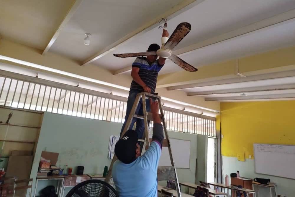 WillianGil's tweet photo. Actualmente a través de FEDE estamos mejorando los espacios de la Unidad Educativa Bachiller Luis Navarro Rivas del estado #NuevaEsparta municipio Antolín del Campo donde estamos rehabilitando íntegramente para garantizar una buena educación. https://t.co/PIr6zwDSQl