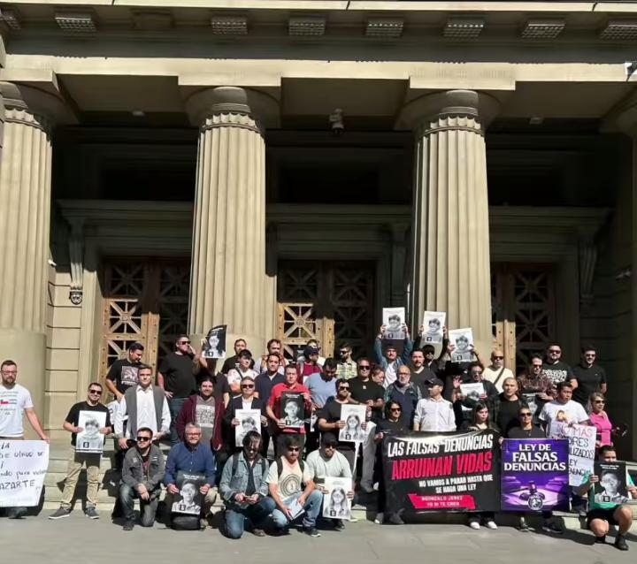 Movimiento_Nac's tweet photo. Santiago de Chile hoy 24 de abril se realizó la Marcha internacional #SoyPapaNoCriminal/ Contra el abuso infantil a miles de hijos y sus padres por las #IdeologíasDeGenero la corrupción del #PoderJudicial que en Chile ha sido cómplice de las grandes #RedesdeAbusoInfantil !!! https://t.co/xg3bNqGM4b