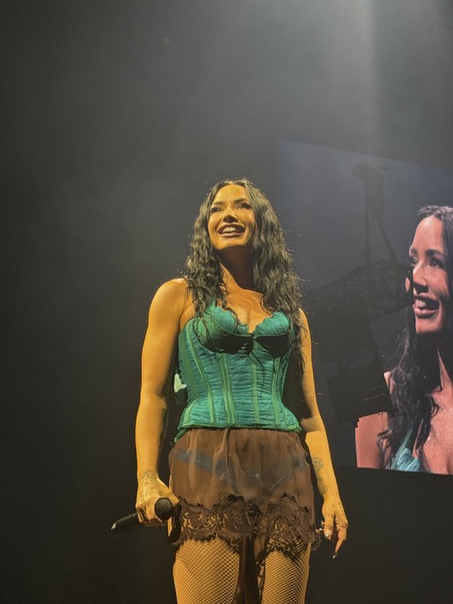 Mulher mais linda do mundo! Demi Lovato com o figurino novo no show de hoje no Madison Square Garden em Nova Iorque. #ItsNotThatDeepNY