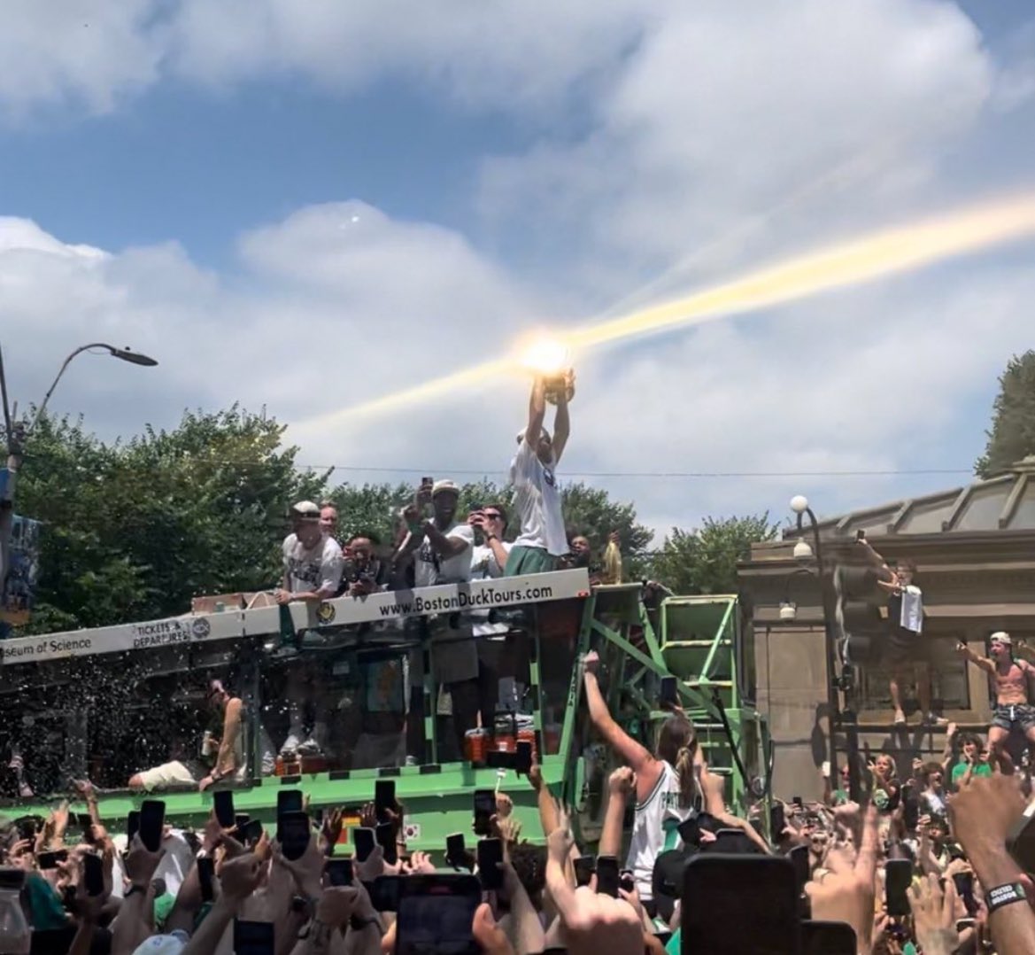 Predestinado.

JAYSON TATUM É PREDESTINADO PARA DESTRUIR CORAÇÕES DE PHILADELPHIA!

Acaba de se tornar o 3º jogador a fazer em seus primeiros 10 anos de playoffs:

3.000 pontos
1.000 rebotes
500 assistências

Os outros? LeBron James e LARRY BIRD!

Escolhido!