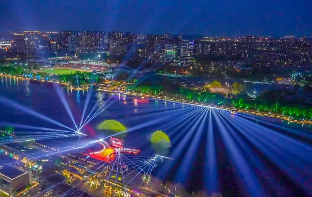BeijingEvening's tweet image. Starlight lit up the Grand Canal! On Apr. 24, the 16th Beijing International Film Festival Tongzhou branch venue series of events shone brightly at the Beijing Performing Arts Centre and the west bank of the Grand Canal.
#Beijing #BJIFF