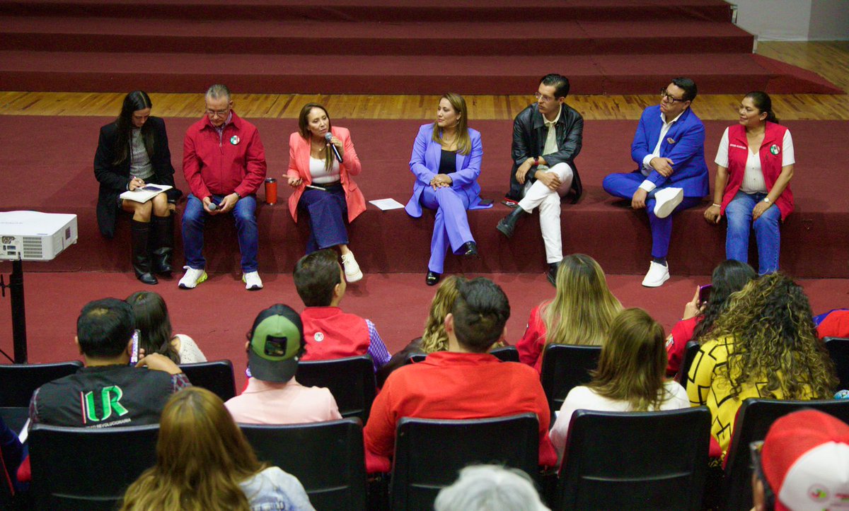CristinaRuiz_S's tweet photo. Hoy confirmo algo que nos define: en el #PRI no improvisamos, nos preparamos.

Ver a nuestro Comité Directivo Estatal capacitándose, es ver a un equipo que entiende su responsabilidad: estar a la altura de lo que hoy exigen el Estado de México y nuestro país.

Nos capacitamos siempre, porque la presencia en territorio también se construye con ideas claras, mensajes firmes y voces sólidas.

Más acciones.
Mejor comunicación.
Una militancia más fuerte, más comprometida y más consciente de su papel.

Hoy más que nunca, es momento de que cada una y cada uno sea la voz del partido.

Que comuniquemos, que defendamos, que demos la cara.

Porque cuando el #PRI se organiza, se forma y se activa, México tiene quien lo defienda.