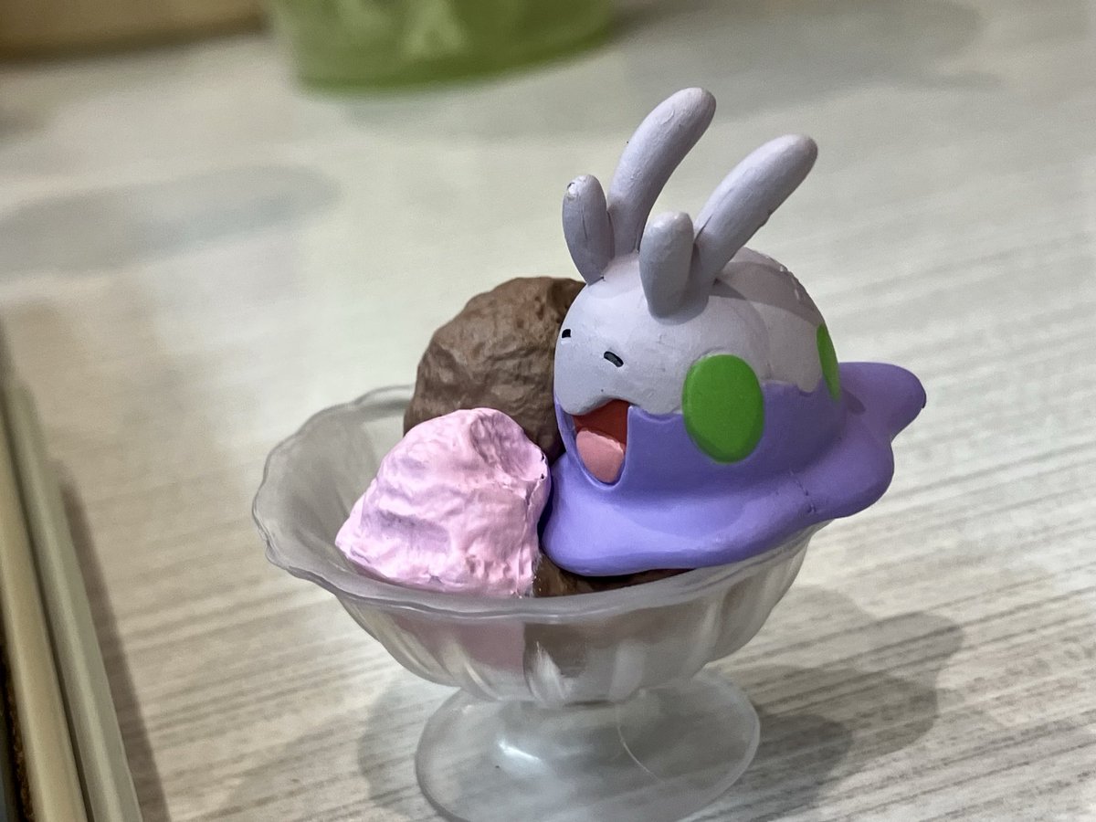 寿司屋のタッチパネルを見て喜ぶヌメラ