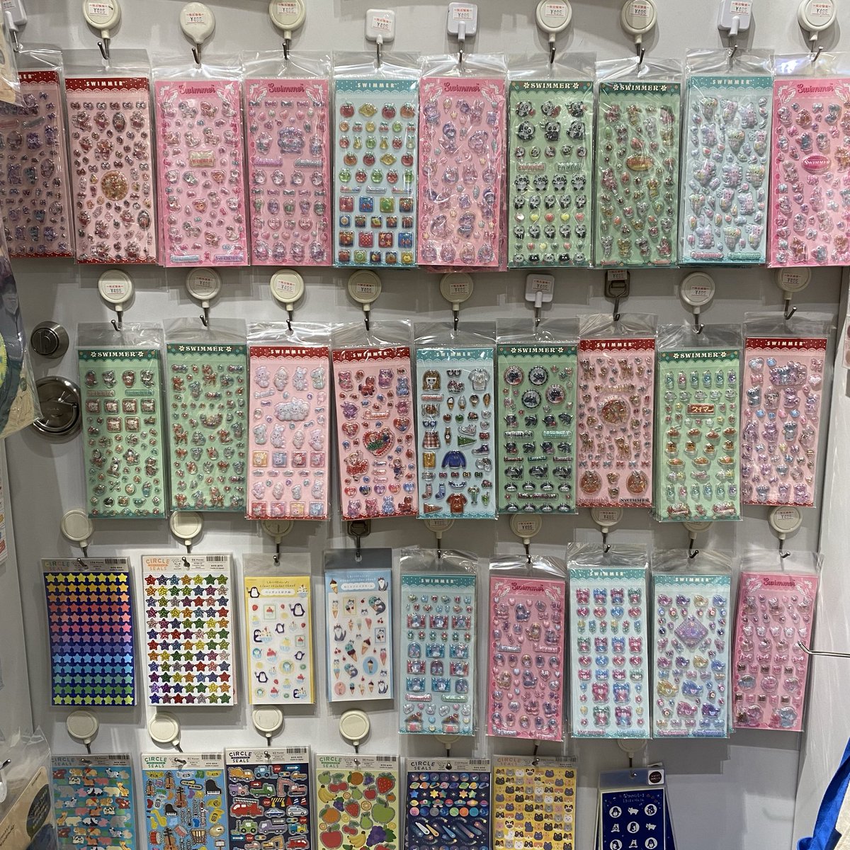 libretto_st's tweet image. 【ザ・リブレットステーション二俣川店】
swimmerの立体シール、入荷しました👏🏻
全部で24種類です🐰🐿️🍊🎀🍹🐱
どれもこれもかわいくて見ている
だけでテンションが上がります♩
ぜひ店頭にてご覧ください🤲🏻
#立体シール
#swimmer
#スイマー
#ジョイナステラス
#二俣川
#リブレット
#相鉄線
#雑貨屋