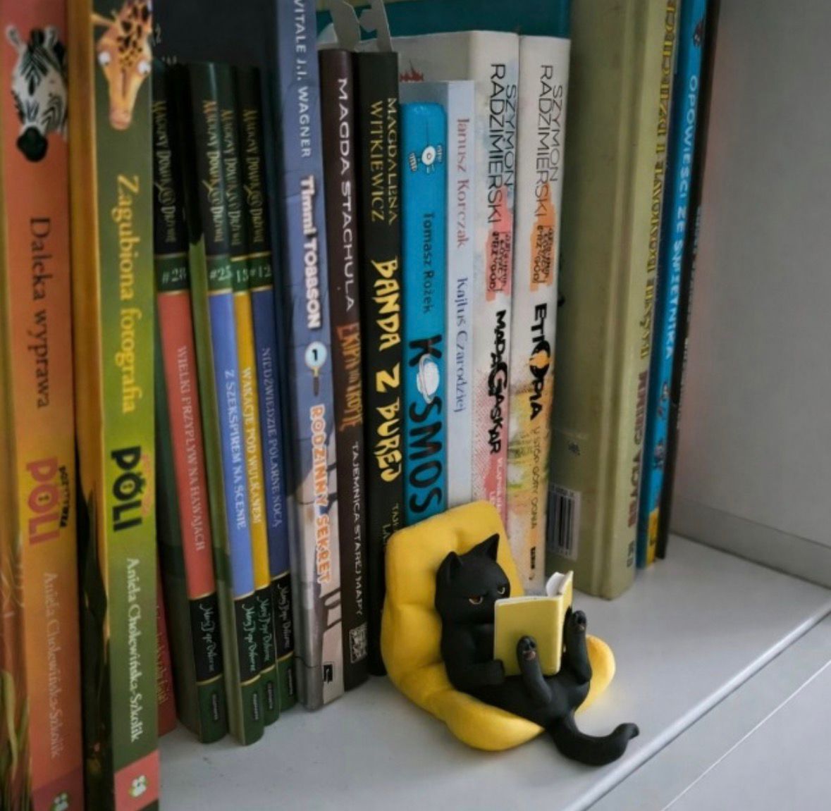findsmari's tweet photo. esse é o suporte de livros mais fofo que você vai ver hoje 🥺 https://t.co/xpm5LbdWay