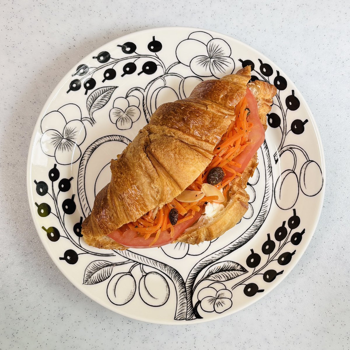 土曜日どんよりサンドイッチまつり。成城石井のクロワッサンに成城石井のキャロットラペ、クリームチーズとトマト
金曜のレッスン終わりに成城石井に寄るからね、土曜日はどうしてもこんななるのよ