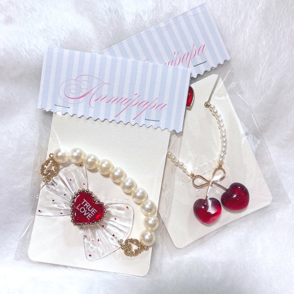 お迎えしたブレスレットを１つ下ろしました🍒
２連でつけたかったけども、リボン🎀がとても繊細そうで……
上着羽織ったコーデの時はちょっと不安だったので今日は１つだけ！
かわい〜うるつや！

( <a href="/annuipapa/">♡Annuipapa♡</a> 様 )