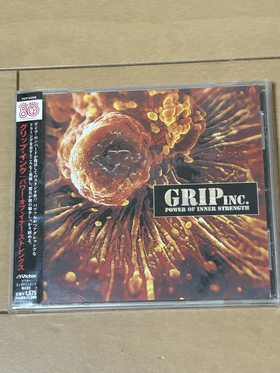 meraudersin1's tweet photo. 一昨日の退勤で聴いたCD
GRIP INC./Power Of Inner Strength
これからはSLAYER関連音源を聴いていく。まずはDr.のDave Lombardoが1度目に脱退(一瞬抜けてWHIPLASHのTony Scaglioneが加入した件は抜かして)した際に結成した米英独混合Thrash/Groove Metalバンドによるデビューアルバムがコレ。→ https://t.co/YP5BA5AhA6