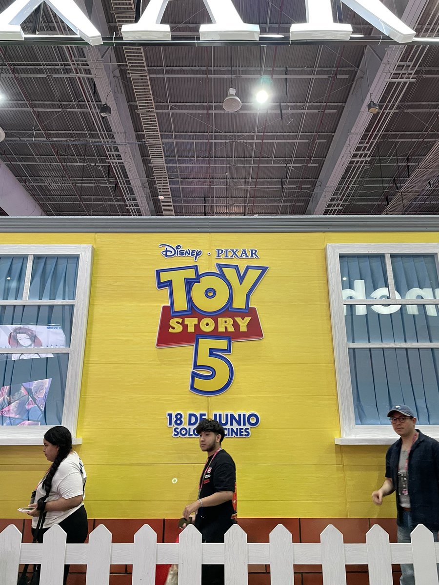 gamefyvg's tweet photo. Otras postales de la #CCXPMX26, antes de cerrar el día. ¡Sábado y domingo pintan para estar geniales! #GFy #Entretenimiento https://t.co/XM0eSRcUhU