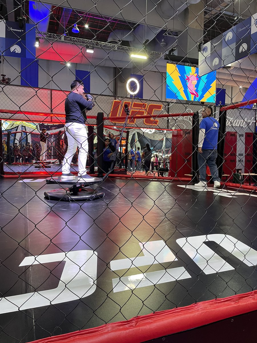 gamefyvg's tweet photo. Otras postales de la #CCXPMX26, antes de cerrar el día. ¡Sábado y domingo pintan para estar geniales! #GFy #Entretenimiento https://t.co/XM0eSRcUhU