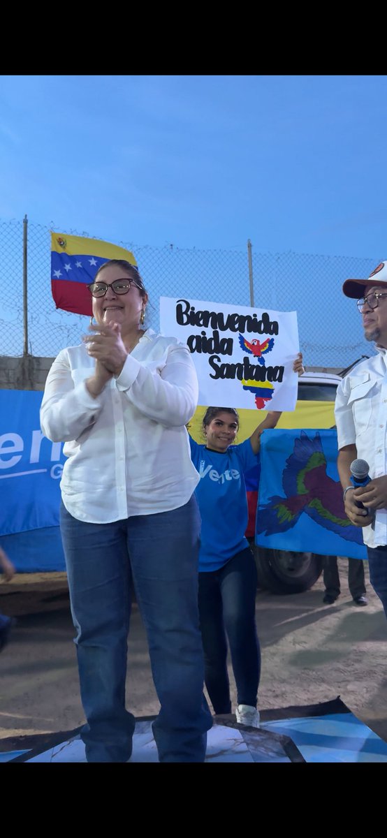 CaraboboConVzla's tweet photo. ¡Así se vivió hoy el gran encuentro con el Equipo Vente Guacara!

Junto a los equipos parroquiales, colegios ciudadanos, amigos y aliados de la Unidad Democrática, el equipo de Vente Venezuela en el municipio #Guacara recibieron su Coord. municipal Aída Santana #ALaVenezolana 🇻🇪 https://t.co/xBWrMftRof