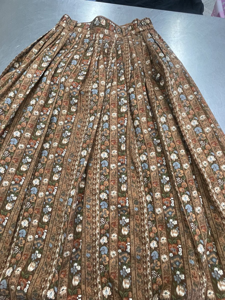 kingfamilyKANTO's tweet image. 【栃木店】
⭐︎オススメ紹介⭐︎

レディース
ロングスカート
サイズL
￥1600

※当日のみ取り置き可能
問い合わせはこちらまで

0282 88 3777

ご来店お待ちしております🚗³₃

#古着 　#メンズ　#レディース　#キングファミリー　#リサイクルシ