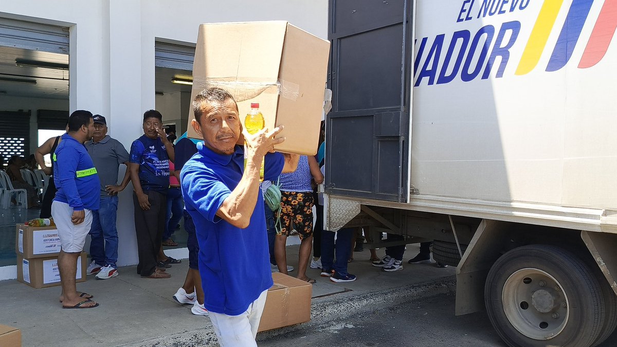 CaroLozanoHaro's tweet photo. Hoy llegamos a varias comunidades del país para acompañar y apoyar a las familias afectadas por la temporada lluviosa.

Desde @riesgos_ec realizamos la entrega total de asistencia humanitaria en Azuay, Esmeraldas, Guayas, Manabí, Napo, Orellana y Pichincha.

Entregamos:
▫️ 522 kits de alimentos  
▫️ 405 kits de cocina  
▫️ 12 kits de higiene  
▫️ 11 kits de limpieza  
▫️ 18 kits de dormir  

Seguimos en territorio, cerca de la gente, brindando apoyo donde más nos necesitan! 🇪🇨💜  
#ElNuevoEcuador