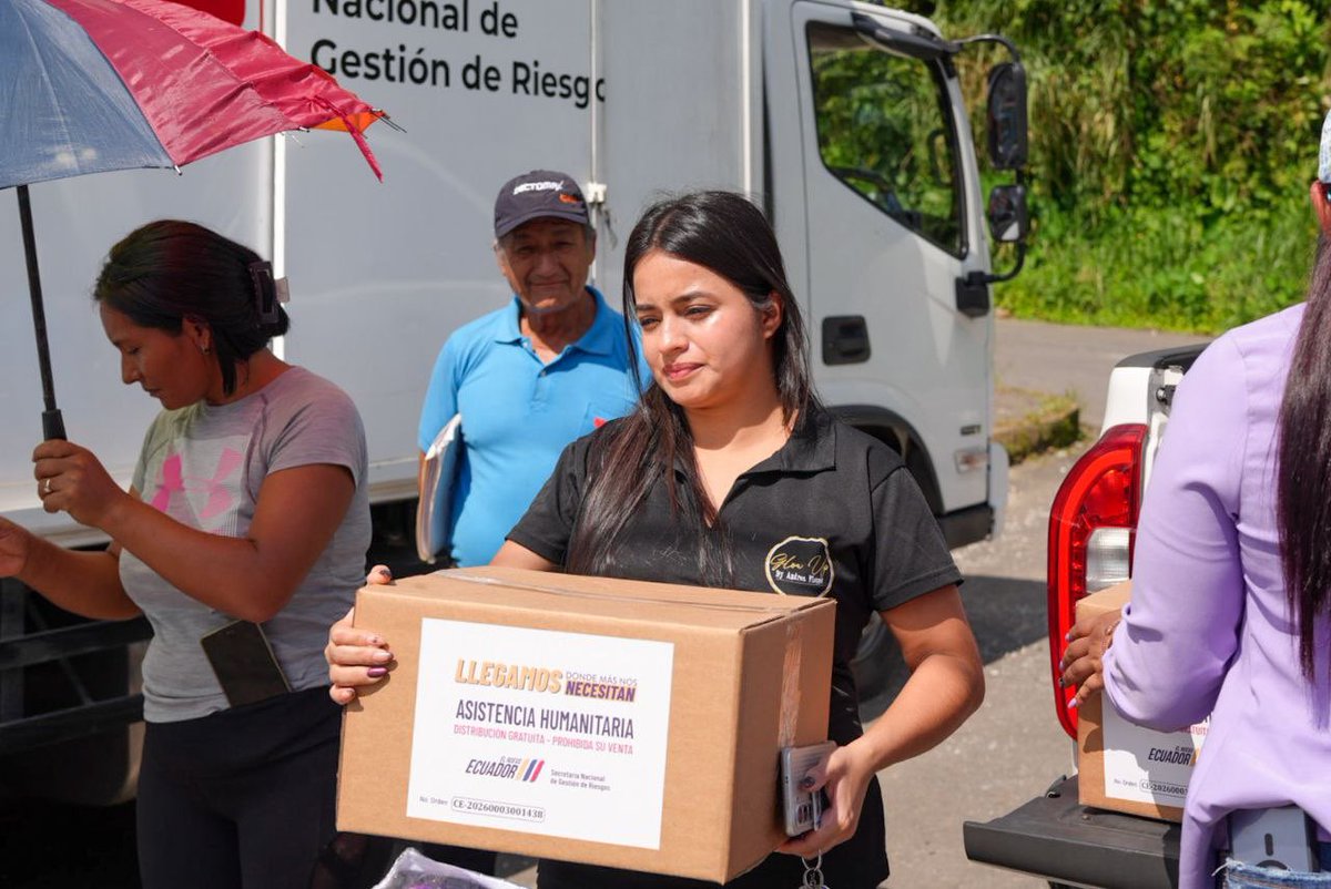 CaroLozanoHaro's tweet photo. Hoy llegamos a varias comunidades del país para acompañar y apoyar a las familias afectadas por la temporada lluviosa.

Desde @riesgos_ec realizamos la entrega total de asistencia humanitaria en Azuay, Esmeraldas, Guayas, Manabí, Napo, Orellana y Pichincha.

Entregamos:
▫️ 522 kits de alimentos  
▫️ 405 kits de cocina  
▫️ 12 kits de higiene  
▫️ 11 kits de limpieza  
▫️ 18 kits de dormir  

Seguimos en territorio, cerca de la gente, brindando apoyo donde más nos necesitan! 🇪🇨💜  
#ElNuevoEcuador