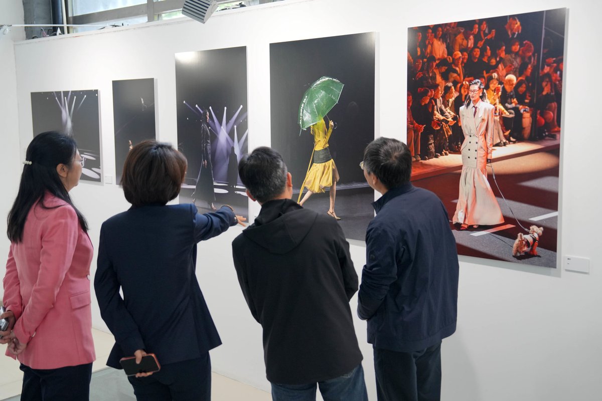 BeijingEvening's tweet image. Using light and shadow as a medium to pass on the beauty of Chinese patterns. On Apr. 24, the "Chinese Culture · Bearing Light and Patterns" image exhibition opened at the Haidian campus of the Beijing Film Academy.
#Beijing