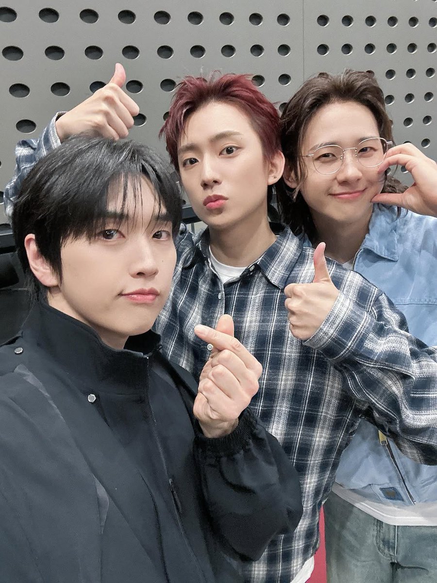 chansik_closet's tweet image. 📌260424 B1A4 - 오마이걸 효정의 볼륨을 높여요
🐻
Outer: #Carhartt WIP OG Santa Fe Jacket (Piscine)

🐥
Outer: #ADERERROR Tressy Track Jacket Product. 16
Color: ✓Noir/ Blue

🐶
찾을 수 없습니다…

#B1A4 #신우 #산들 #공찬
#CNU #Sandeul #Gongchan
#비원에이포의옷장