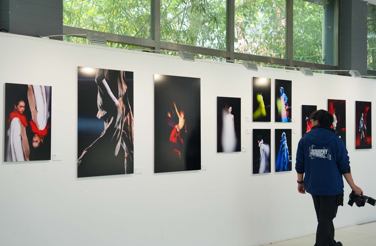 BeijingEvening's tweet image. Using light and shadow as a medium to pass on the beauty of Chinese patterns. On Apr. 24, the "Chinese Culture · Bearing Light and Patterns" image exhibition opened at the Haidian campus of the Beijing Film Academy.
#Beijing