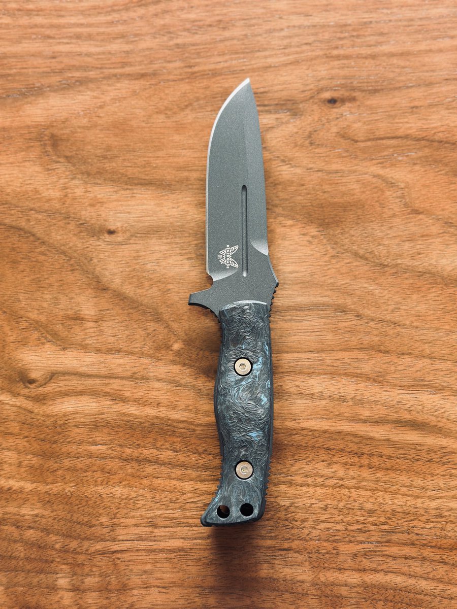 riguo_knives's tweet photo. 私が使い続けるナイフがある、それがBENCHMADE
私が28年間使い続けている、それ以上何の説明もいらないと思う
riguoではFixed Adamasフィクスドアダマス専用のハンドルをファットカーボンで作りました
riguoだけのオリジナルBenchmadeです
#riguo
#ナイフ
#benchmade
#ベンチメイド
#瑞浪 https://t.co/AOyyAZydJ4