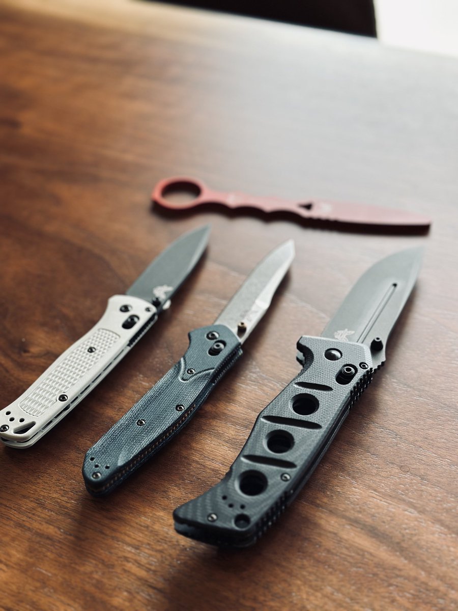 riguo_knives's tweet photo. 私が使い続けるナイフがある、それがBENCHMADE
私が28年間使い続けている、それ以上何の説明もいらないと思う
riguoではFixed Adamasフィクスドアダマス専用のハンドルをファットカーボンで作りました
riguoだけのオリジナルBenchmadeです
#riguo
#ナイフ
#benchmade
#ベンチメイド
#瑞浪 https://t.co/AOyyAZydJ4