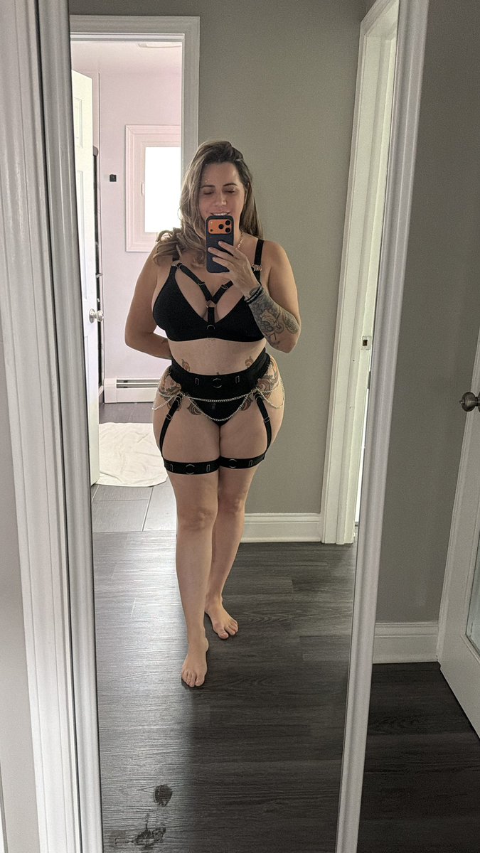 🌸 Jasmine Flowers 💦 | 📍Xbiz Miami May 9/14 tweet media