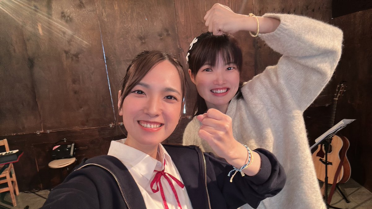 載せていなかったMOVE vol.2のアナウンス収録した日の写真📸
vol.1の時につけてたミサンガをりなちゃんにもつけてもらって収録していました。
前回があまりにも拳ッッッ！！！て感じだったからピースでマイルドに笑
