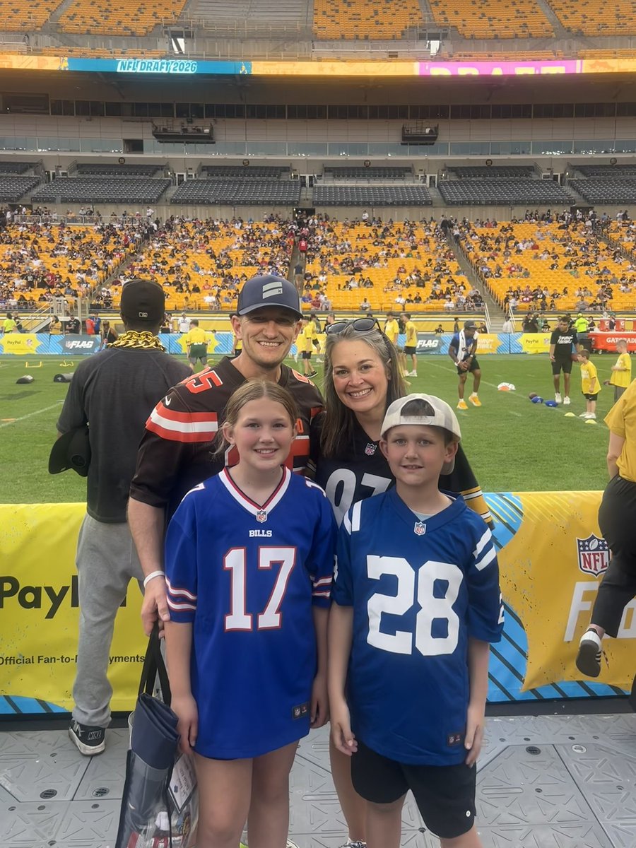 RyanKennedy_22's tweet image. We are back home now, but enjoyed our #NFLDraft experience tremendously!

Will keep sharing all the cool things our family got to do today throughout the rest of the weekend #HouseDivided 🏈