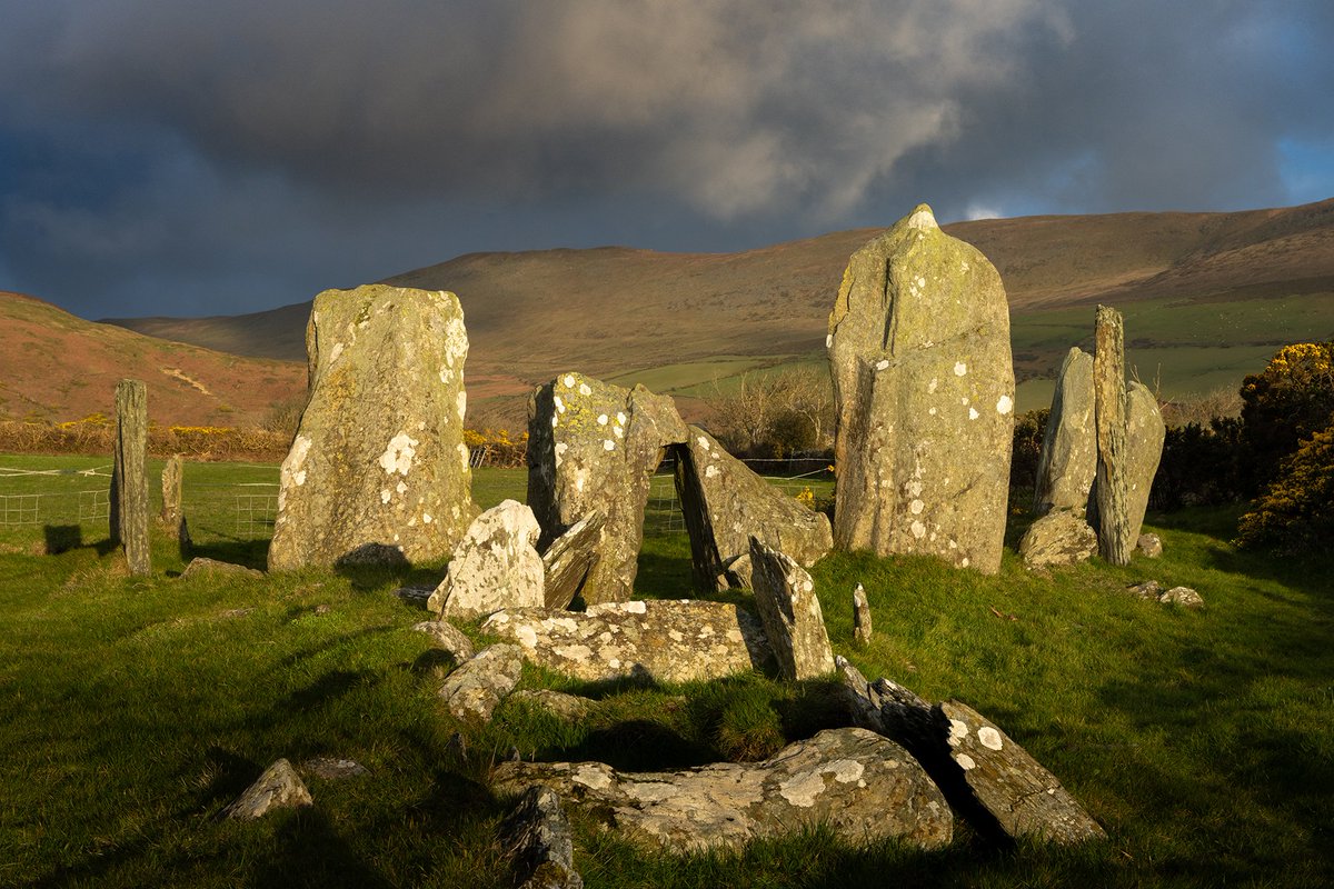 JamesBrewPhoto's tweet image. The standing stones of Cashtal yn Ard catching some lovely early morning sunlight as an angry looking squall approaches over the Corrany Valley.  I’d highly recommend watching a sunrise at this mystical and gorgeous spot 🤩 #iom #isleofman #landscapephotography