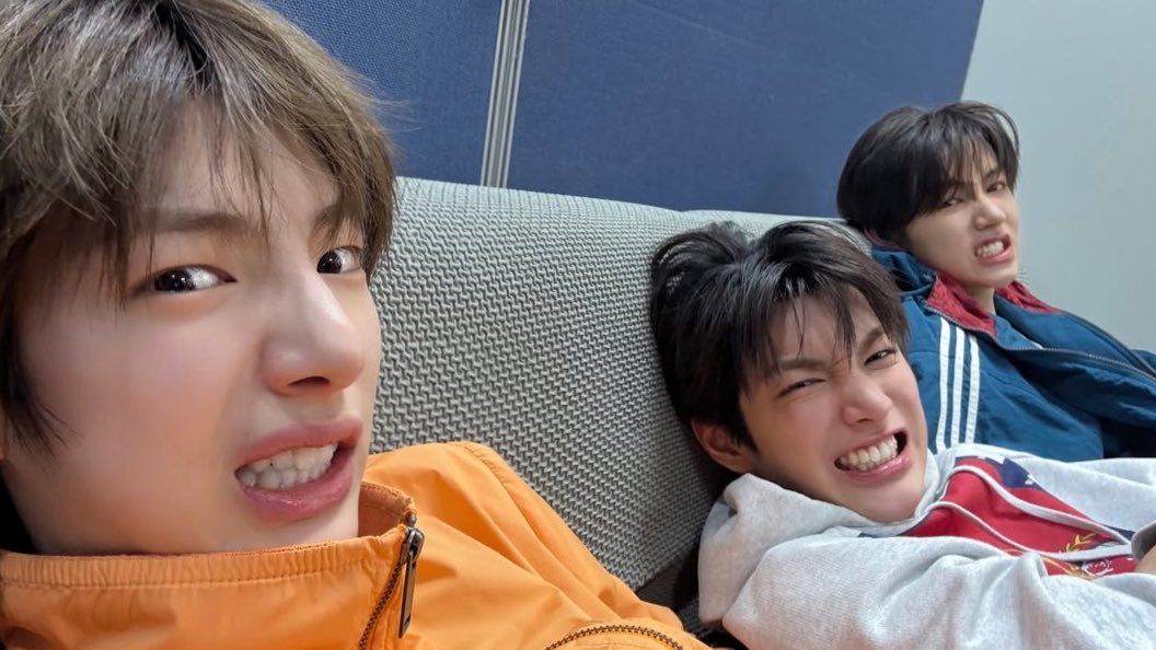 bellsudd's tweet photo. ใครฟันแท้ขึ้นก่อนคนนั้นแพ้ แก๊งนี้ฟันน้ำนมล้วน https://t.co/qUMPbUDrKn