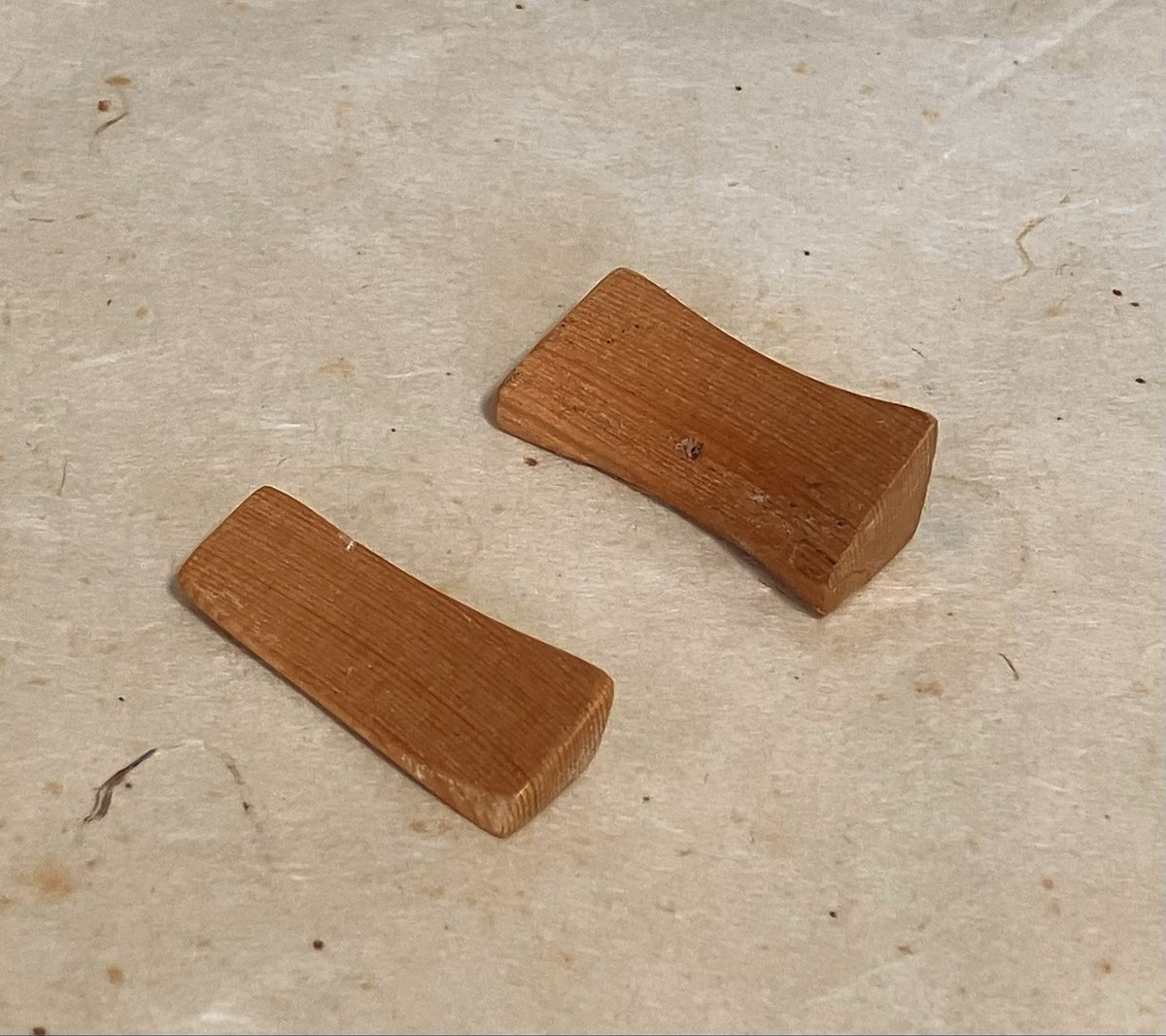 木曽檜の箸置き、もう１点出来たので前作とあわせて明日(4/26)のももとせ市に持って行きます。
新宿区新宿3-1-32新宿ビル1号館新宿ダイアログ2F3F
12時〜17時
#木工房 #ももとせ市 #木の箸置き #木のカトラリー #木のアクセサリー