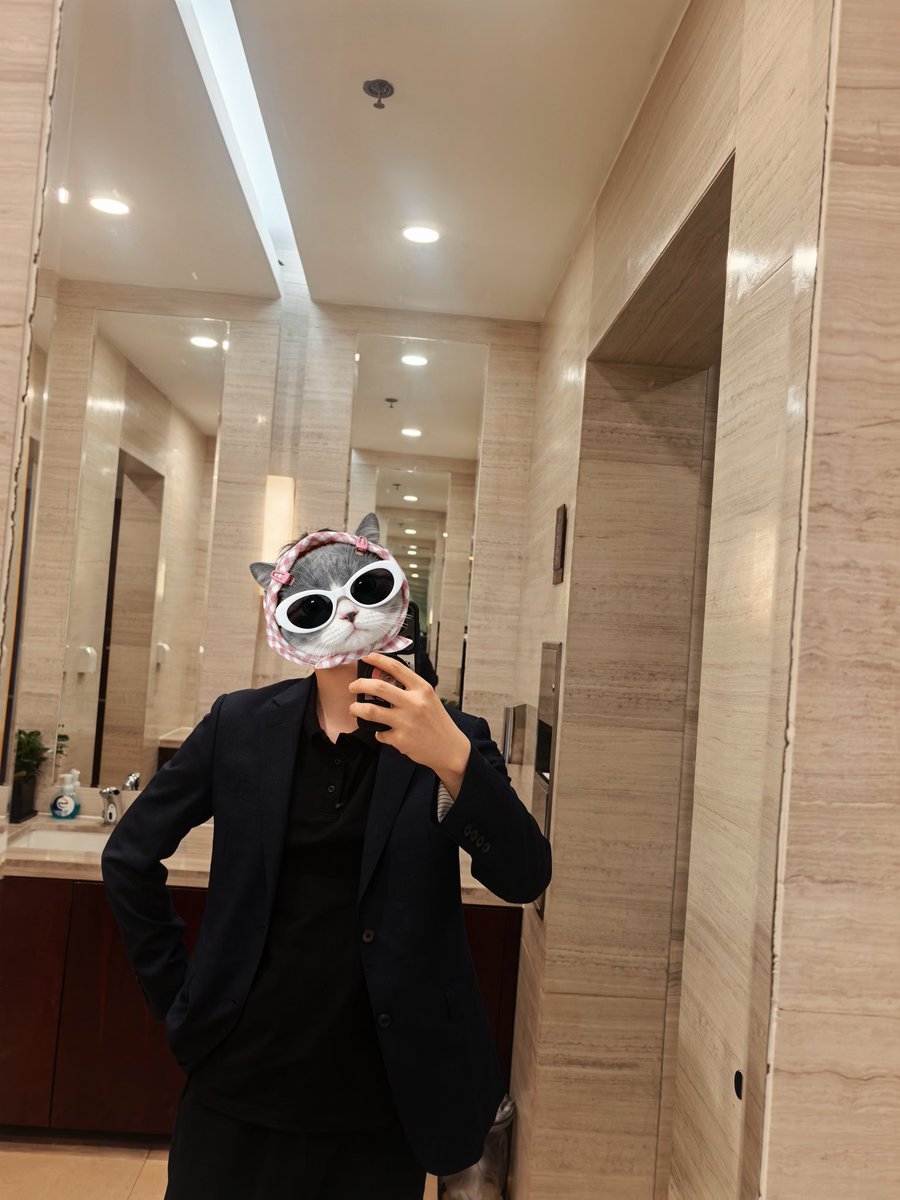 AdoreNov's tweet photo. 一会还要在右侧领口贴个🇨🇳 https://t.co/q4ammkolzl