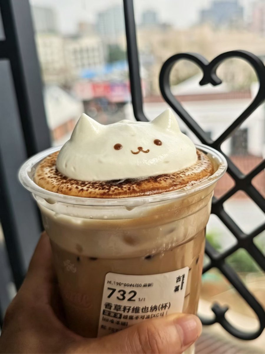 StraitHerald's tweet image. 【Live in Xiamen】Guming, a Chinese coffee brand, just dropped a Vanilla Vienna Latte with a lovely cat foam art—it is just too cute to drink!
#latte #coffee #foodie #catlover