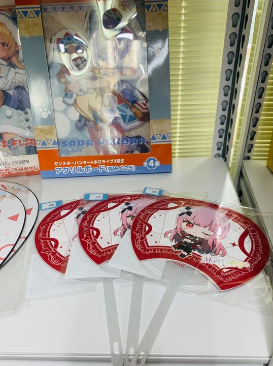 holocard_akiba's tweet image. ✨#ホロライブ グッズ販売情報✨
店内ホビー棚にて
#森カリオペ 💀さん の
ホロライブ 7th fes  ミニうちわが販売中です‼️
これからの暑い季節にピッタリのうちわ🌬️

#Dead Beats の皆様におすすめしたい商品‼️
皆様のお持ち込みお待ちしております🙇‍♂️