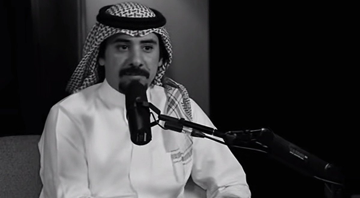 binhthall's tweet photo. يا عذاب اللي هقاويه واحلامه كبار
ويحسب الدنيا تراعي شعور الطيبين

مايبي العالم يشوفون فيه الانكسار
مبتسم والابتسامات من طبع الحزين

الزمن دوار وانا نشدته يوم دار
قلت ليه تدور؟ قال انتظر ما درت زين!

عايش الحرية اللي ماهي عند الحرار
من كثر ما أسرفت بها شعرت إني سجين

بين حرية تصرف وحرية مسار
جاي رايح .. جاي رايح تعبت اعطي منين

ماقدرت استوعب الوقت ذا .. شلون صار
وماقدرت اواكب الناس من سرع السنين!

اتركوني .. ودّي آخذ نفس وآخذ قرار
واتأمّل لين أعرف الطريق الصح وين

وقفوا بالله ركب المطايا والمهار
يارياجيل احتروني وراكم مسرعين

الصواب عياله اهل الصبر والانتظار
والخطأ لابليس وعياله المستعجلين

صكت الصكات راسي جعل راسي مجار
من معاناه و ظروف .. و بقايا راحلين

ودي اطلع في خلا نجد .. وافك الزرار
واصدح بصوتي واغني على واحد اثنين

كثرت الاصحاب معاد منها إلا الدمار
واكثر الناس استخفوا مع المستسخفين!

اتعجب من سواليفهم ليلٍ ونهار
كلبوها ماتنومس وهم متنومسين!

الثناء والشكر لله على كبر الوقار
في عيون اللي يعرف الخفيف من الرزين

من تفاهات العقول وسخافات الصغار
ماطلع لي شيب لحية طلع شيب عين.

- فهد قطنان