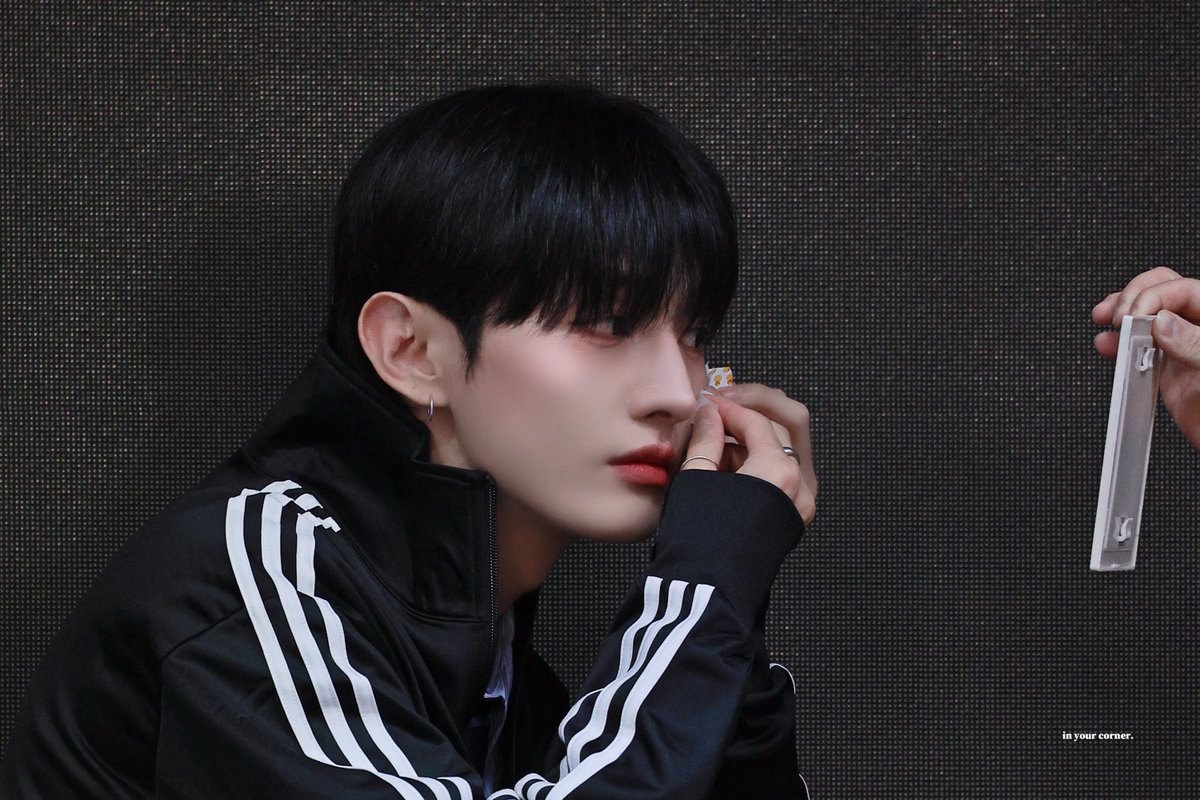 inyourcorner__'s tweet photo. 260411 천구비 팬사인회 in 상하이

#윤지성 #YoonJisung
#천둥구름비바람
#ThundercloudRainstorm https://t.co/qB3rVq4ydb