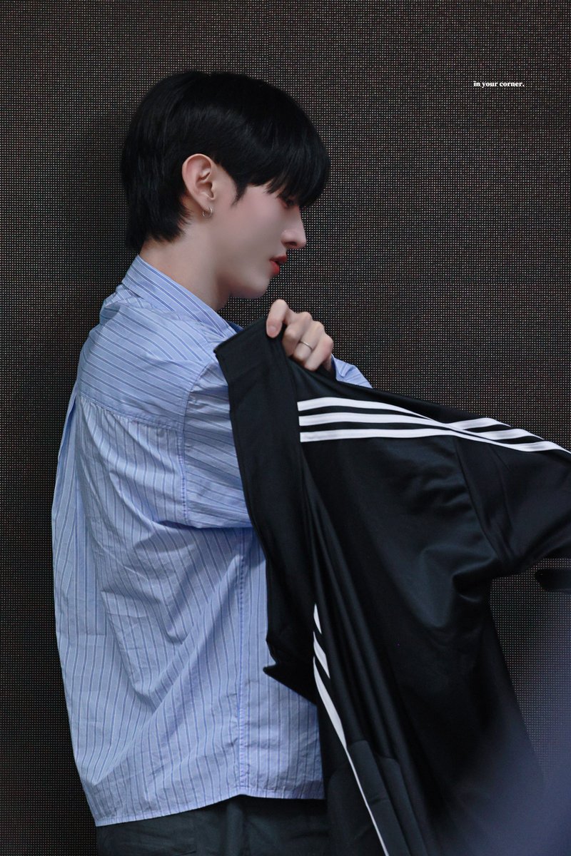 inyourcorner__'s tweet photo. 260411 천구비 팬사인회 in 상하이

#윤지성 #YoonJisung
#천둥구름비바람
#ThundercloudRainstorm https://t.co/qB3rVq4ydb