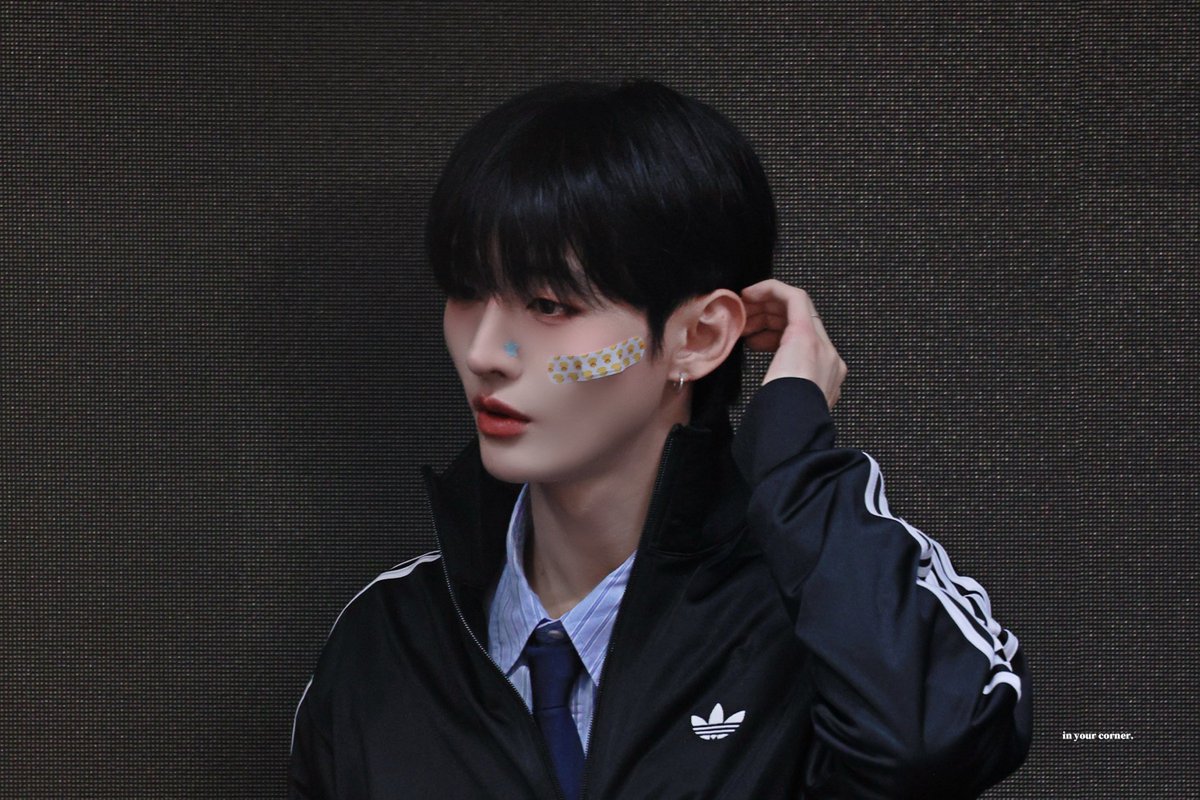 inyourcorner__'s tweet photo. 260411 천구비 팬사인회 in 상하이

#윤지성 #YoonJisung
#천둥구름비바람
#ThundercloudRainstorm https://t.co/qB3rVq4ydb