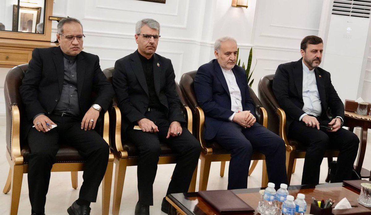 AsadAToor's tweet image. 🚨🚨#BREAKING: Iranian foreign minister @araghchi met with Field Marshal Asim Munir in Rawalpindi. DG #ISI Lt Gen Asim Malik and Interior Minister @MohsinnaqviC42 were also part of the meeting.