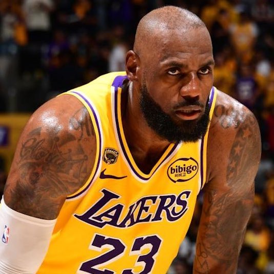 LEBRON JAMES 👑

Ese es el tweet, punto y final.

41 años tiene la criatura.

El padre de todos.