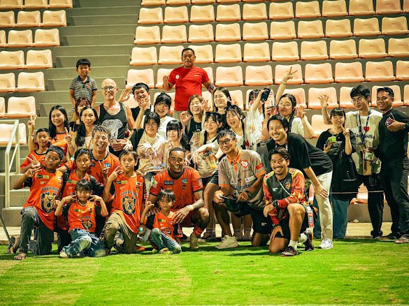 Kota7824's tweet photo. 今季残り4試合まで迫って来た。
状況が変わろうがやる事は変わらない。
スタジアムに来てくれるファン、サポーターそして応援してくれてる人達がタイガーのサッカーを見て希望、勇気を貰えるようなサッカーをする事。
チャレンジを楽しもう🔥🔥
勝つぞ👊🏽
#Angkortigerfc https://t.co/OZWLIJU0Wg