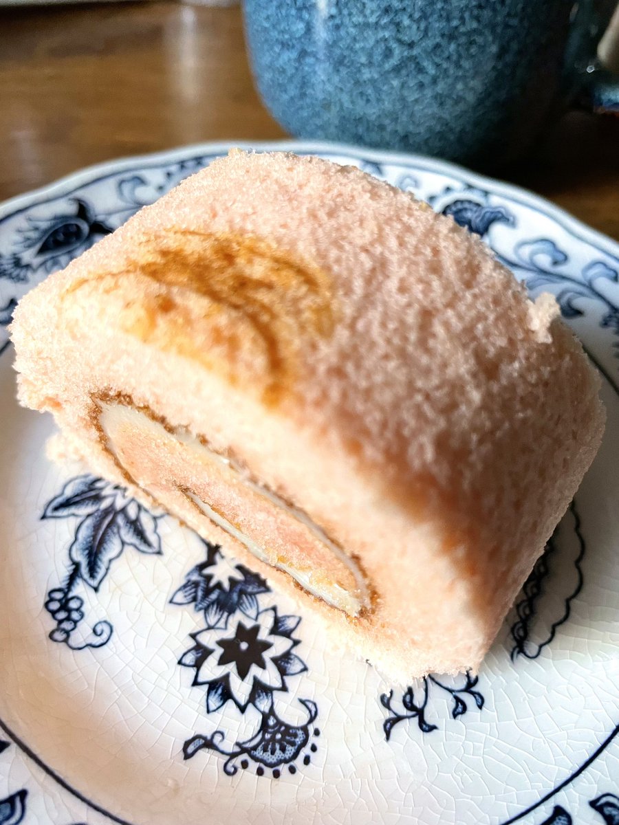 長女が長男に預けてくれた
苺🍓のロールをオヤツに頂きました
🍓の風味がして甘過ぎずで美味しかったです😋
何を思ったかお茶も3本も長男は重たかったでしょうね
#苺ロール🍓