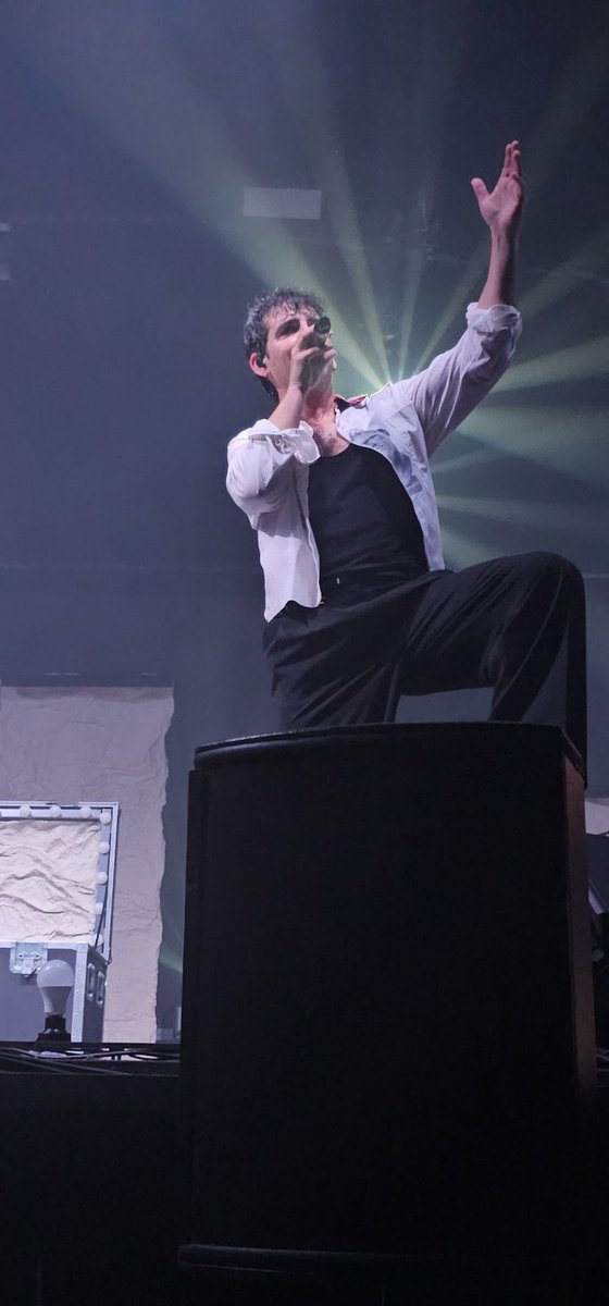 EduSC81's tweet photo. Imposible resumir en 4 fotos lo que vivimos anoche en Málaga en el concierto #ElHombreInvisible de @frnperea Para muestra de lo bien que se/nos lo pasamos el final. Gracias por dejaros siempre así la piel, artistazos. https://t.co/9rSzumORzD