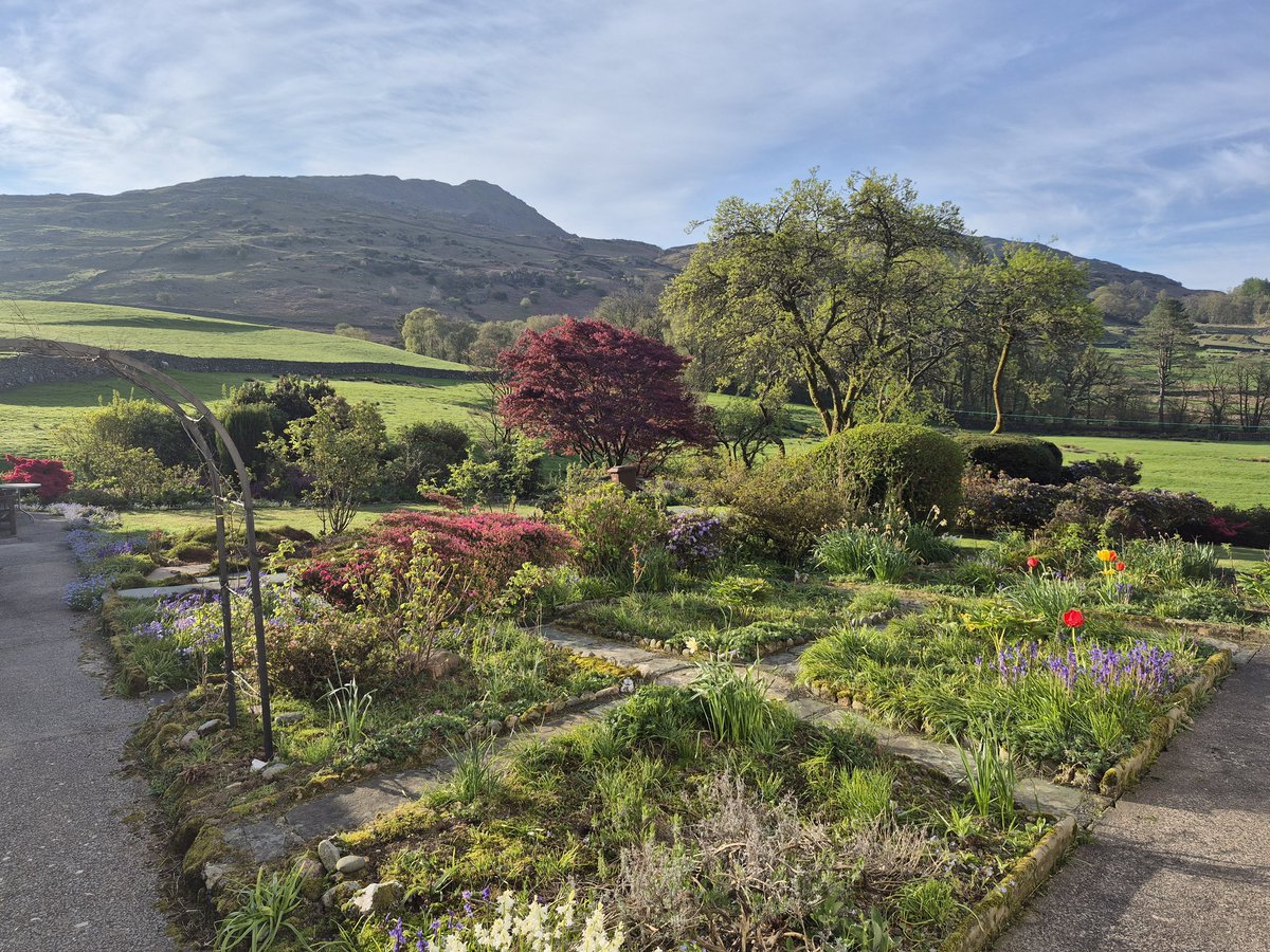 PhilSipocz's tweet image. Good morning from the garden. What a beautiful morning. Nice &amp;amp; "quiet" 😁 #LakeDistrict #Lakes @Cumbria