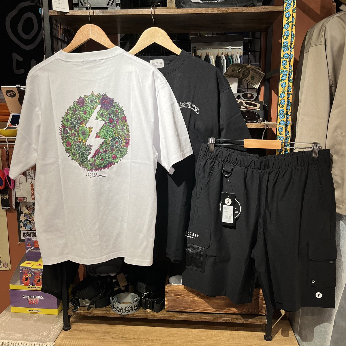 new arrival

<go slow caravan>
<ELECTRIC>
ん〜なんかもうかなり夏っぽいやつ入ってきてます🏝️
ゴースローは涼しげなアイスダイの極太カーゴパンツ！薄手で履きやすく色味も抜群💪
エレクトリックは大人気HirottonコラボのコットンTとドライT、そしてアクティブなドライカーゴショーツ！