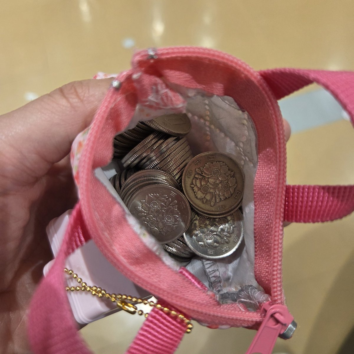 いつでもガチャ出来るように小銭入れにはいつも3000円くらいの100円玉入れてる！

てか、そろそろオタアカ作ろうかな😇