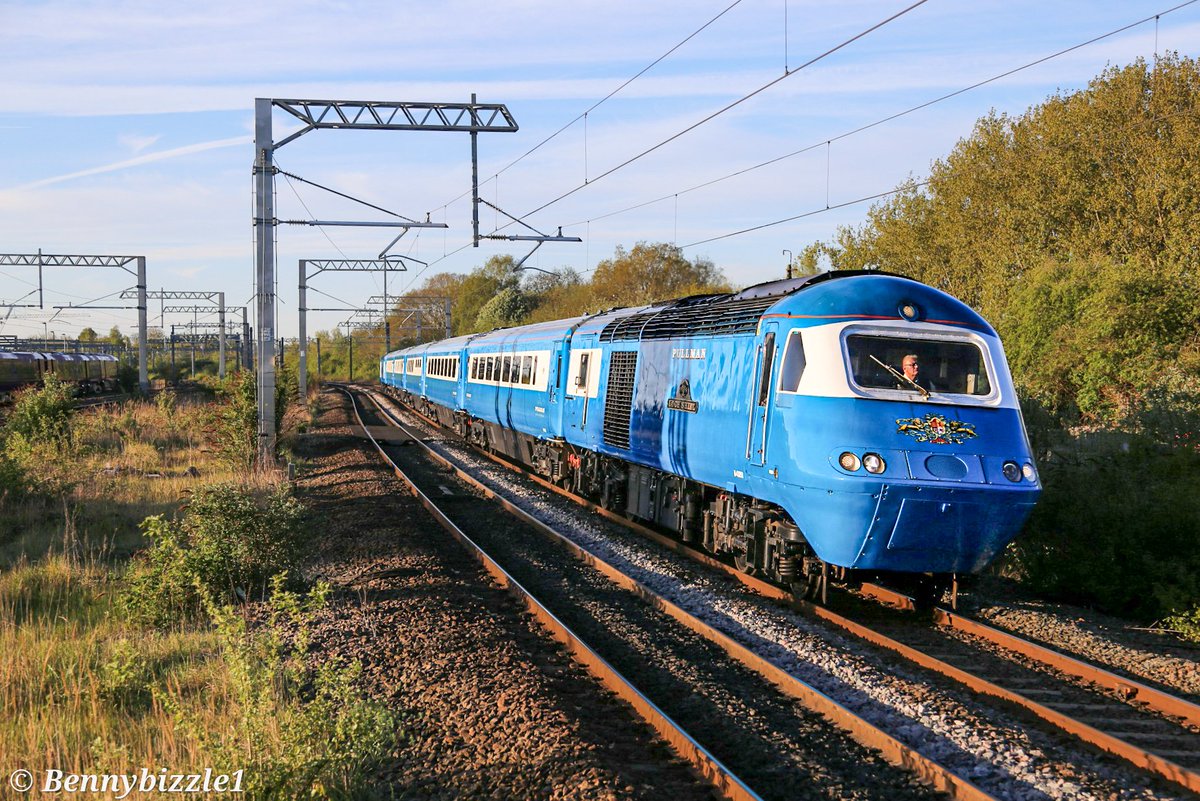 Bennybizzle1's tweet photo. #ShortFormSaturday @LocoServicesGrp #MidlandPullman arrives into Kettering this morning with a charter train bound for Inverness, only 5 coaches in the HST today but they all looked immaculate as ever. https://t.co/ZUPFlILW8a